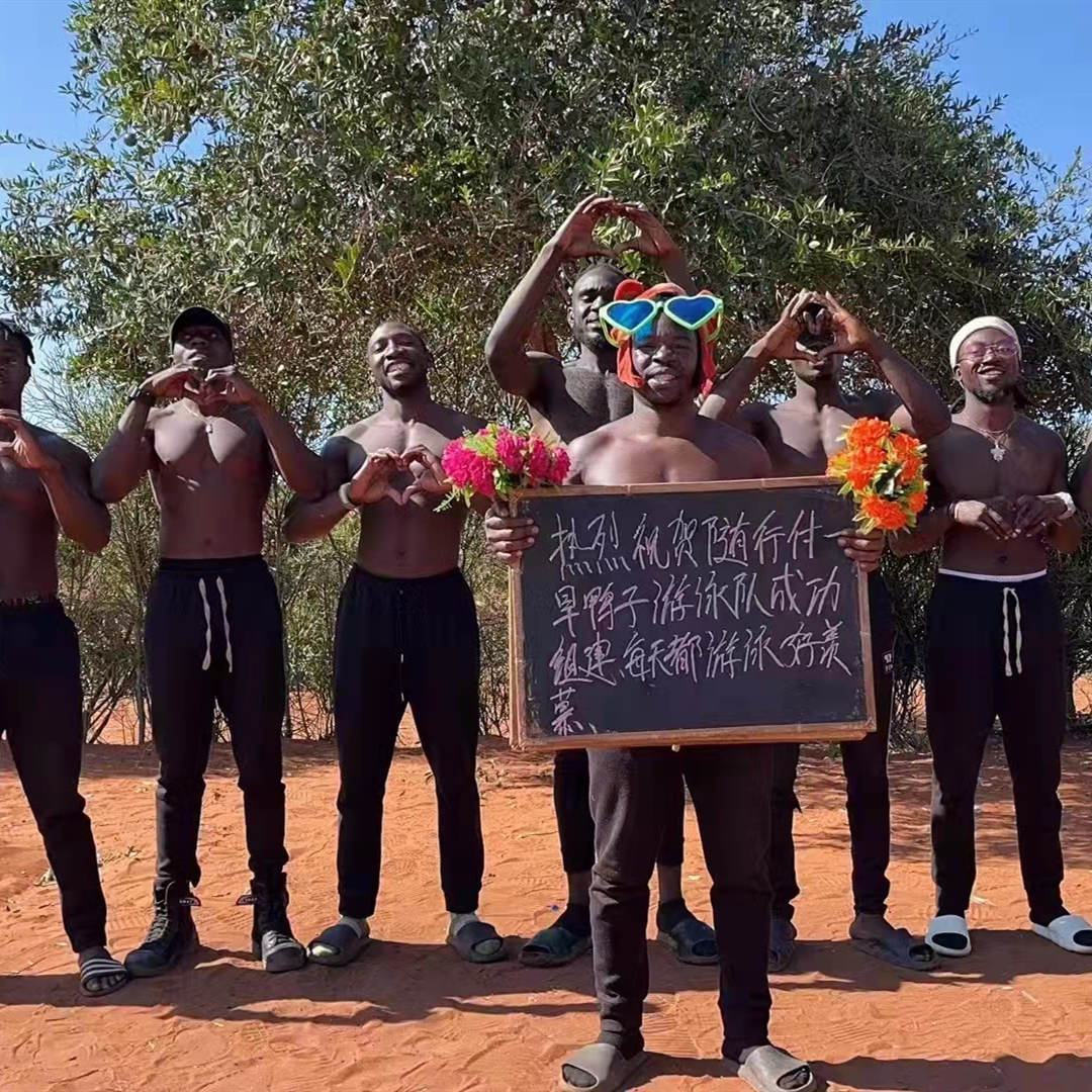 春哥非洲举牌视频黑人战狼肌肉男队 火爆拍摄中，霸气侧漏